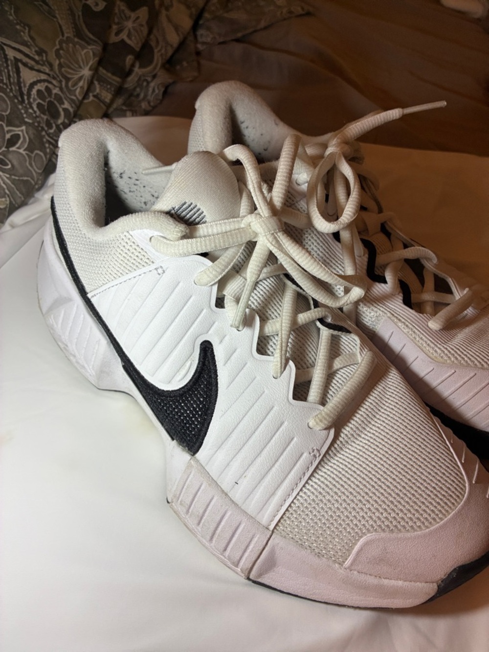 Nike White and Black Low-Top Lace-Up Sneakers